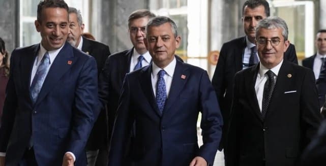 Özgür Özel'in Yeni Parti Hamlesi ve Vekil İddiaları